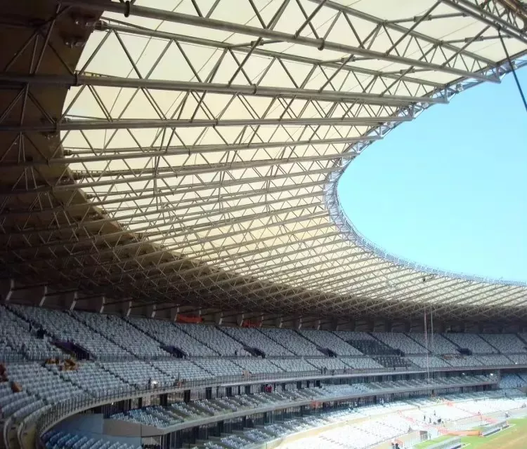 Patvarus plieno vamzdžių santvaros stadionas