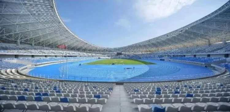 Plieninio dizaino sporto centro stadionas