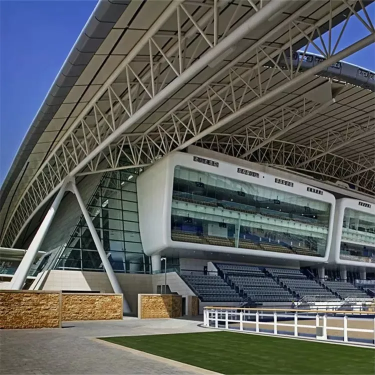 Plieninių vamzdžių santvaros priimtas stadionas