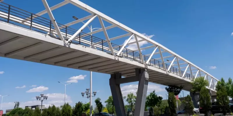 Plieninė konstrukcija Miesto pėsčiųjų tilto statyba