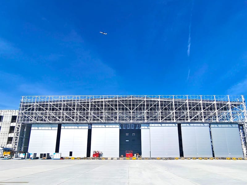 Plieninės konstrukcijos civilinės aviacijos mazgo angaras